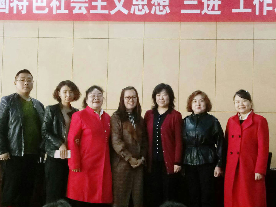 图:我校教师与中国人民大学马克思主义学院王易教授合影