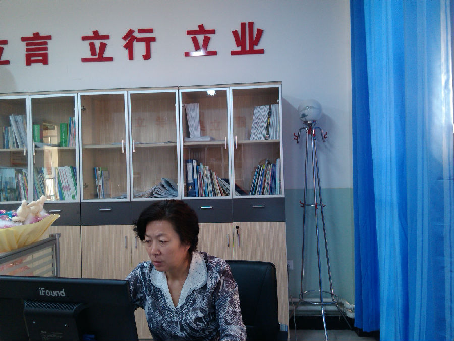 精品课程组贾老师在精心做课件